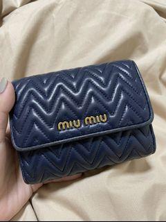 MIU MIU 金屬LOGO羊皮山型車線皮夾(保證正品