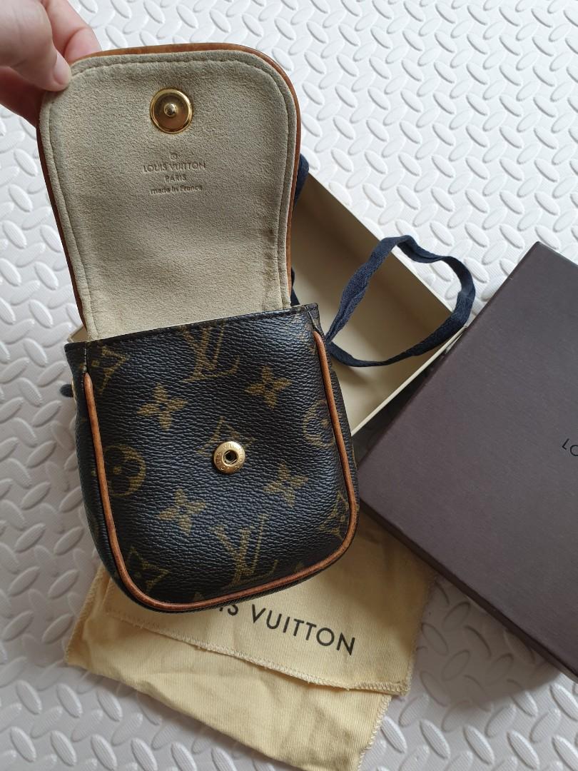 Sold at Auction: Louis Vuitton, Louis Vuitton Monogram Pochette Cancun