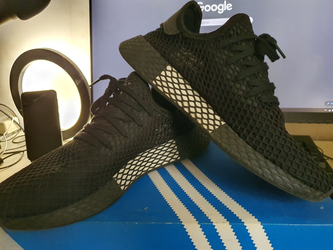 black deerupt trainers