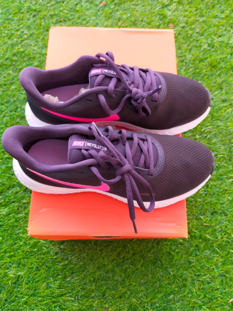 womans nike revolution 5