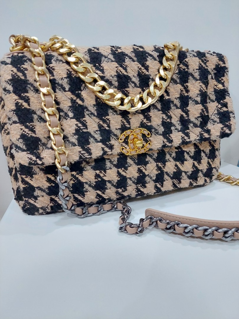 Chanel 19 maxi tweed deals