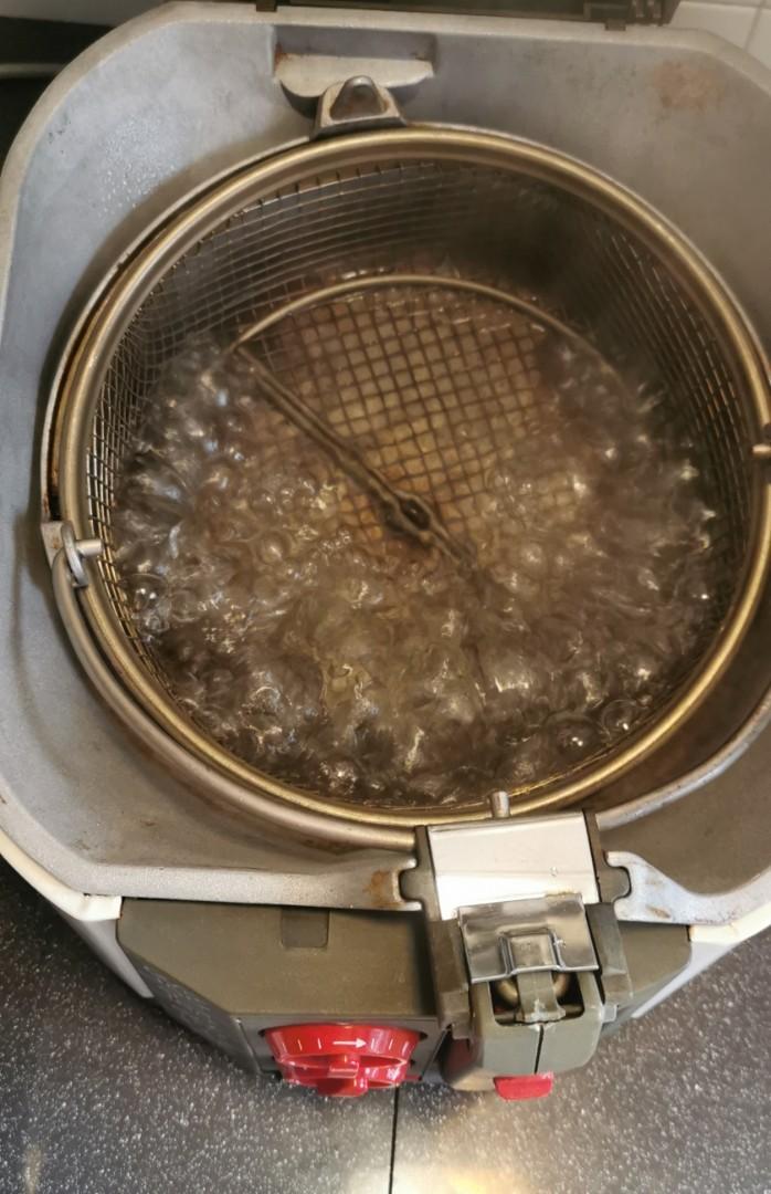 Delonghi Electric Roto Deep Fryer, TV & Home Appliances, Kitchen