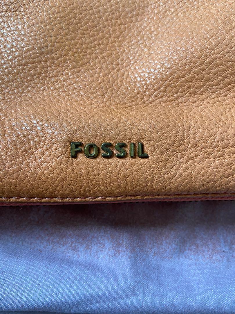 Fossil Preston Crossbody Bag (Category: Cross-body Bags) located in Concepcion. Submitted by shopdecluttereditems (Listing ID 1132574526, Image 3). Description: Fossil Preston Crossbody Bag 💯 Genuine Leather (soft) Melon color With signs of usage, faded hardware & scuffs on edges(see pics) Bought from Fossil Marquee Mall for 4k Dimensions: 9.5"L x 2.75"W x 8.25" Bag only, no other inclusions Mode of payment: Gcash, BDO or Security Bank Shipping: