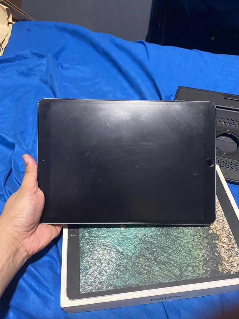 Ipad Pro 10.5 (Category: iPad) located in Quezon City. Submitted by rg1996 (Listing ID 1132639086, Image 2). Description: COMPLETELY WORKING Complete with box Selling low.