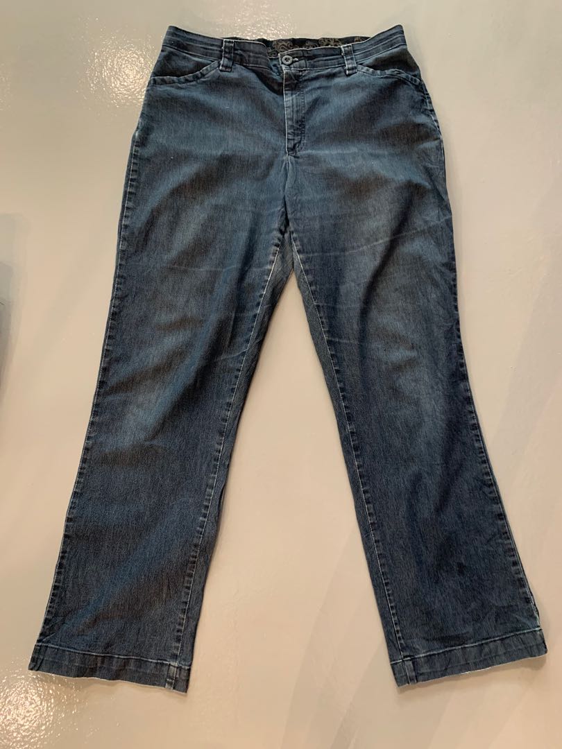 https://media.karousell.com/media/photos/products/2021/12/20/lee_comfort_waist_jeans_size_3_1639994899_448da74d.jpg