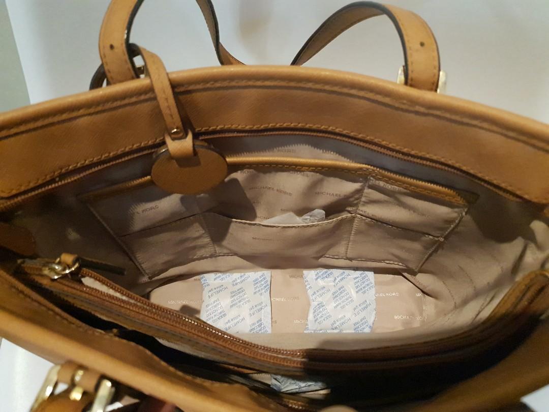 Unboxing of Jet Set Large Saffiano Leather Convertible Crossbody Bag 