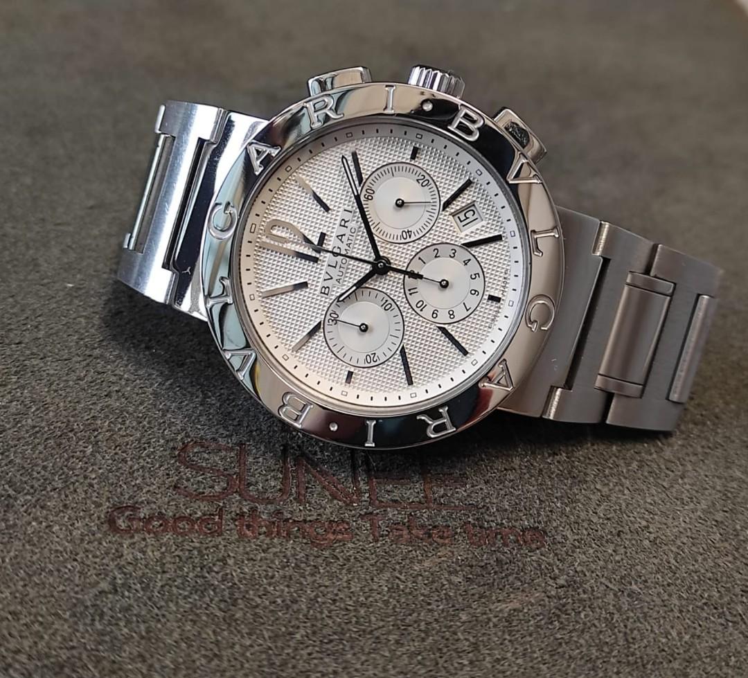 寶格麗bvlgari Bvlgari Chronograph Ss 42mm 42ssch 精鋼自動上鏈計三盤時手錶 原裝經典銀 白色格紋面盤日期窗顯示亮銀時標與指針不鏽鋼錶殼錶身直徑42mm 錶圈刻有bvlgari Bvlgari品牌名稱按動式折疊不鏽鋼錶帶藍寶石水晶玻璃鏡面自動上鍊機械機芯錶帶實淨夠長