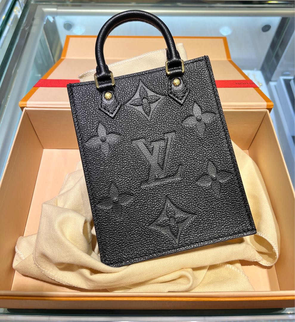 Pink Petit sac plat Louis Vuitton, Luxury, Bags & Wallets on Carousell