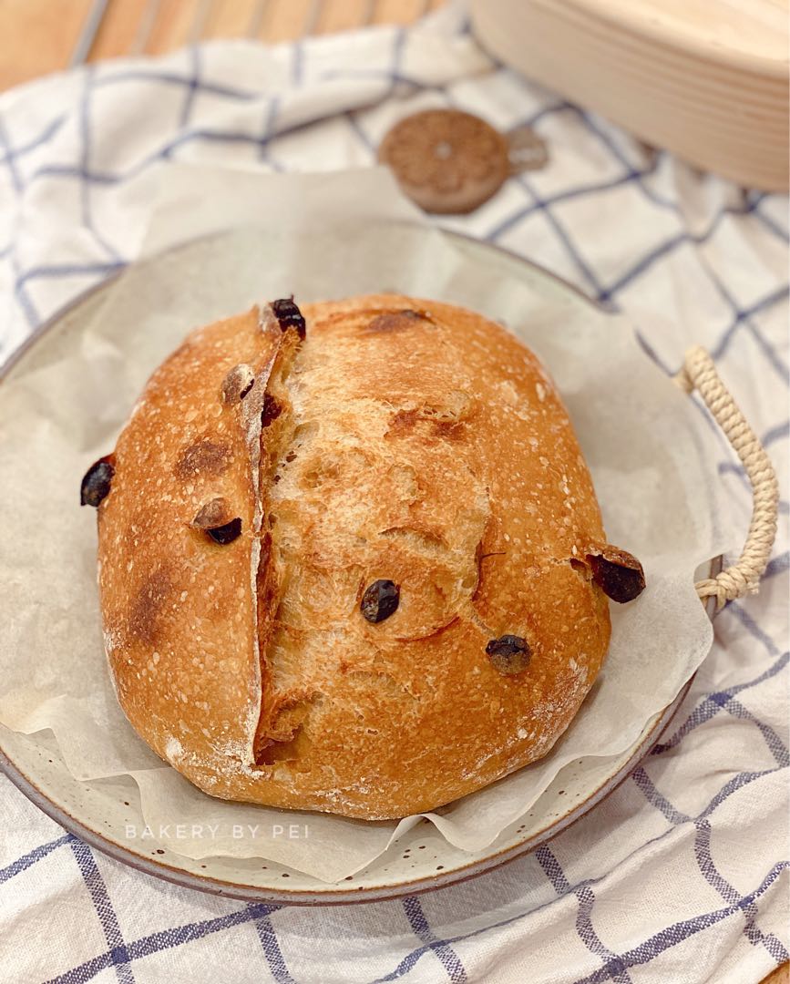 Raisins Sourdough, Food & Drinks, Homemade Bakes on Carousell