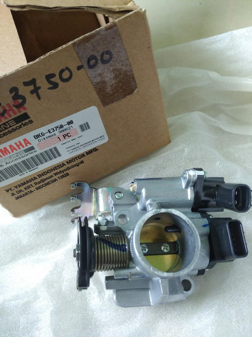 R15 v3 throttle clearance body