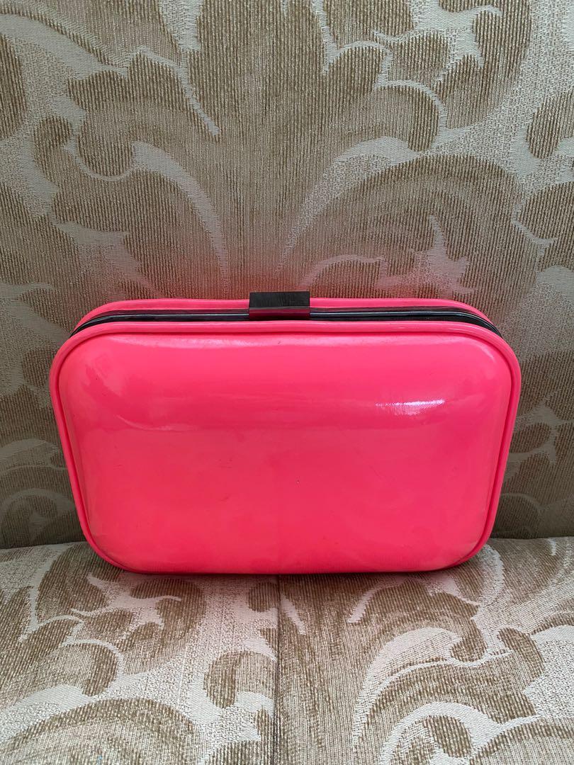 Neon clutch hotsell bag zara