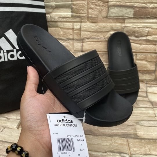Triple black shop adidas slides