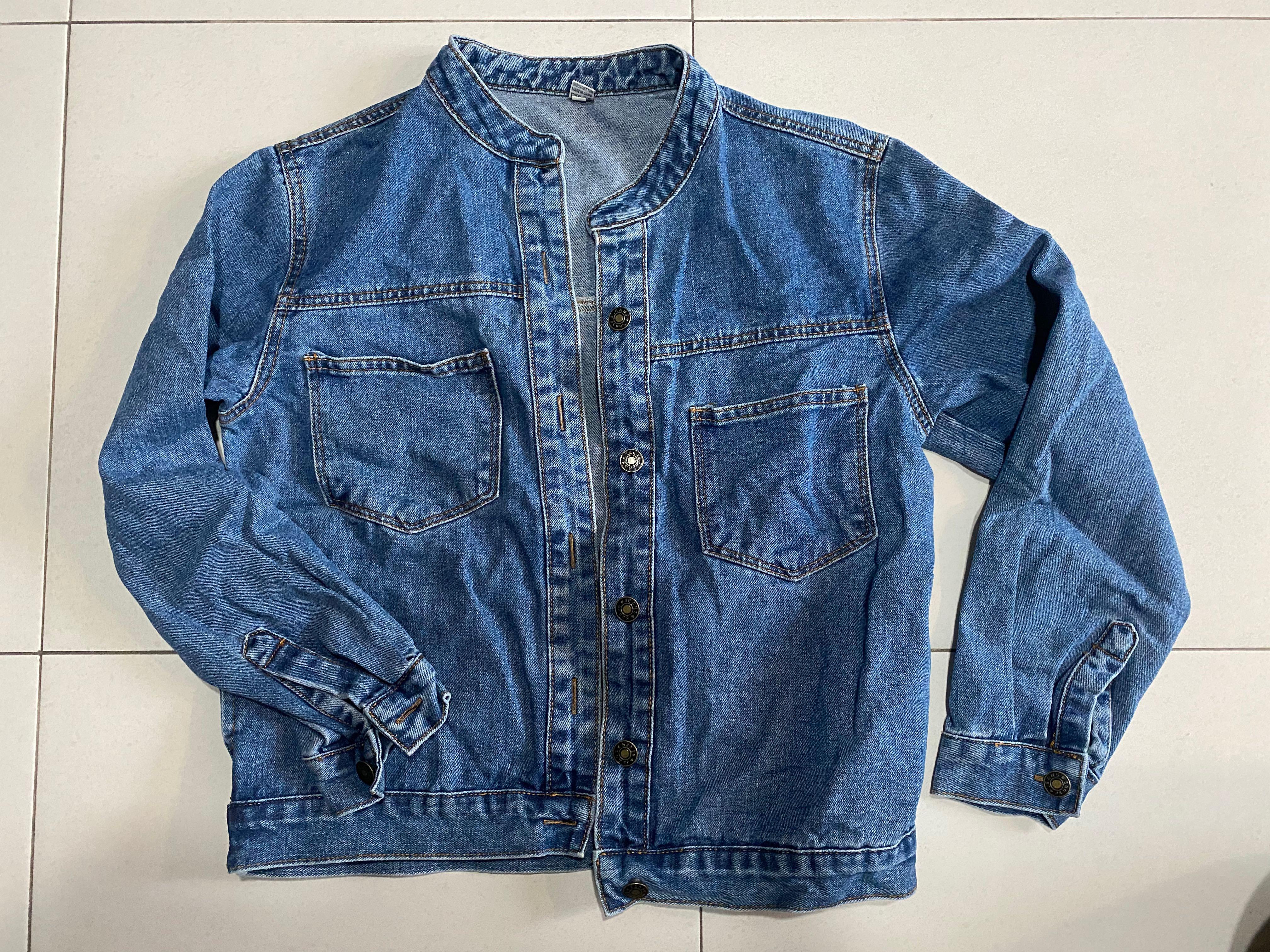 Basic denim jacket (Category: Coats, Jackets and Outerwear) located in Singapore. Submitted by glitterpony (Listing ID 1132968262, Image 1). Description: Pretty oversized ! (-: Condition 10/10 Easy to pair ~ Easily fit S-M .