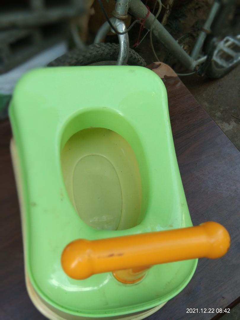 Bayby portable toilet (Category: Toilet Training) located in Quezon City. Submitted by eilgaraje (Listing ID 1132923937, Image 2). Description: As posted used in good condition.