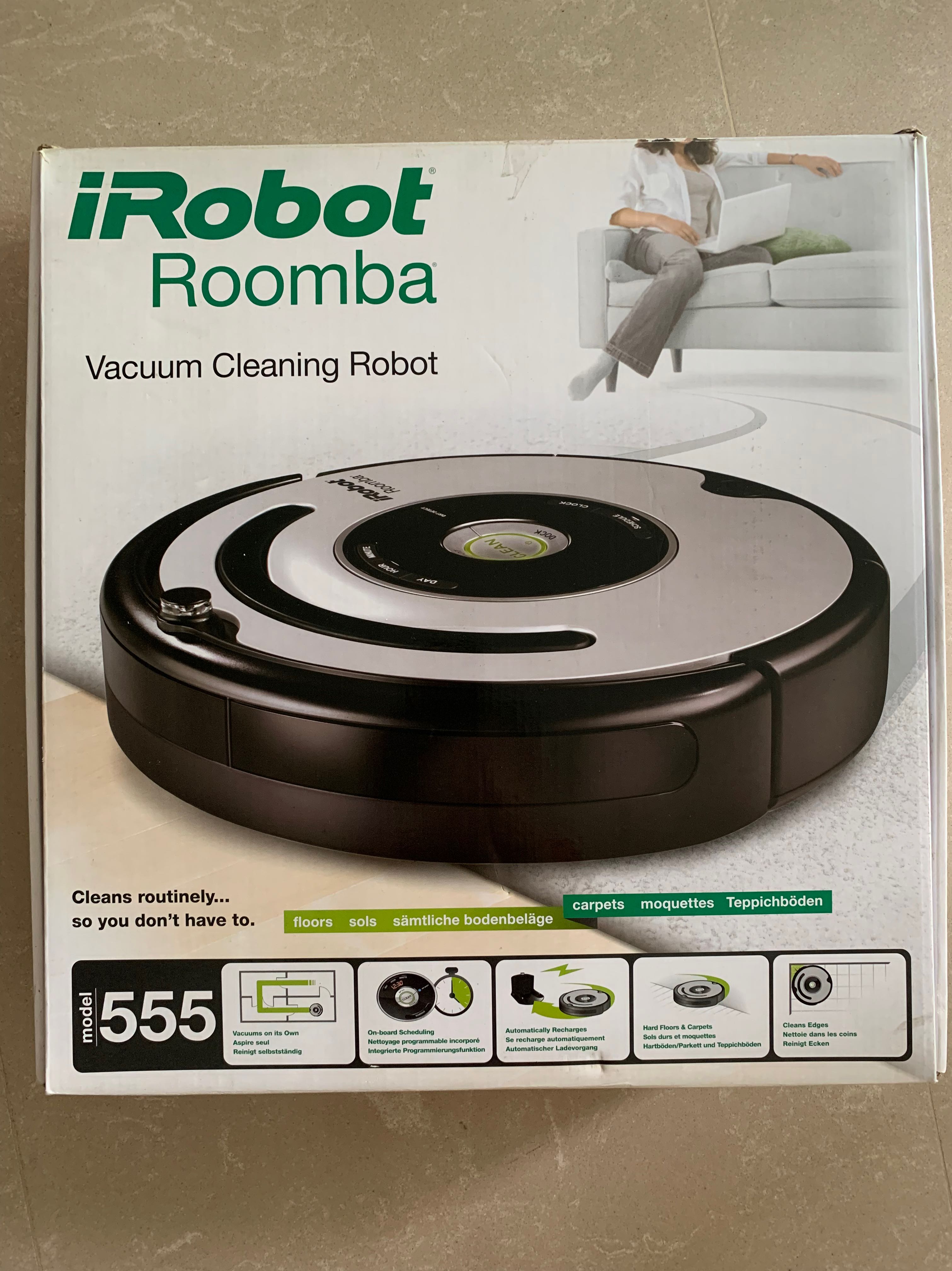 dannelse Port Relativitetsteori iRobot Roomba Vacuum Cleaning Robot model 555, Furniture & Home Living,  Cleaning & Homecare Supplies, Cleaning Tools & Supplies on Carousell