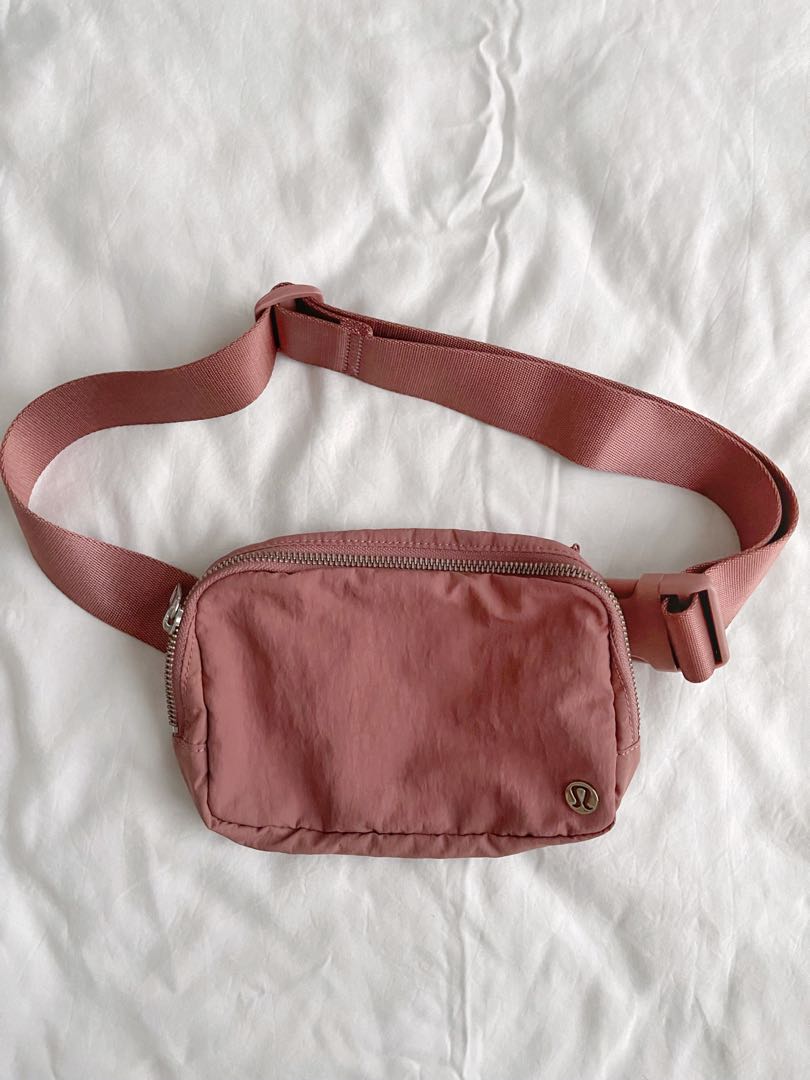 Everywhere belt bag in pink pastel (left) vs spiced chai (right