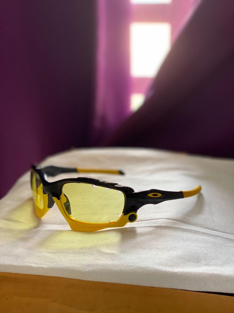 Charles Keasing sobre adecuado Oakley Racing Jacket Sunglasses Livestrong Edition ( Fullset ), Men's  Fashion, Watches & Accessories, Sunglasses & Eyewear on Carousell