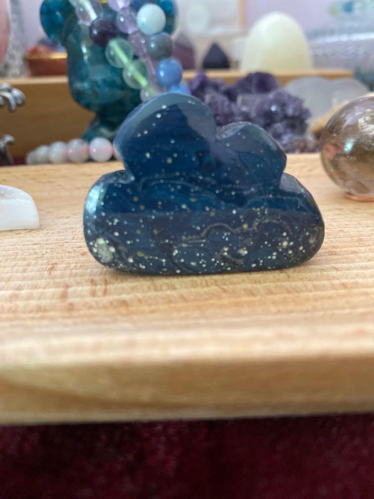 Sieber Agate Cloud (Category: Precious Stones) located in Singapore. Submitted by clearhycloset (Listing ID 1132978950, Image 1). Description: PRICE REDUCED. please do help me to clear my old crystals! approx 4.5cm across. Normal Postage at $1.80 .