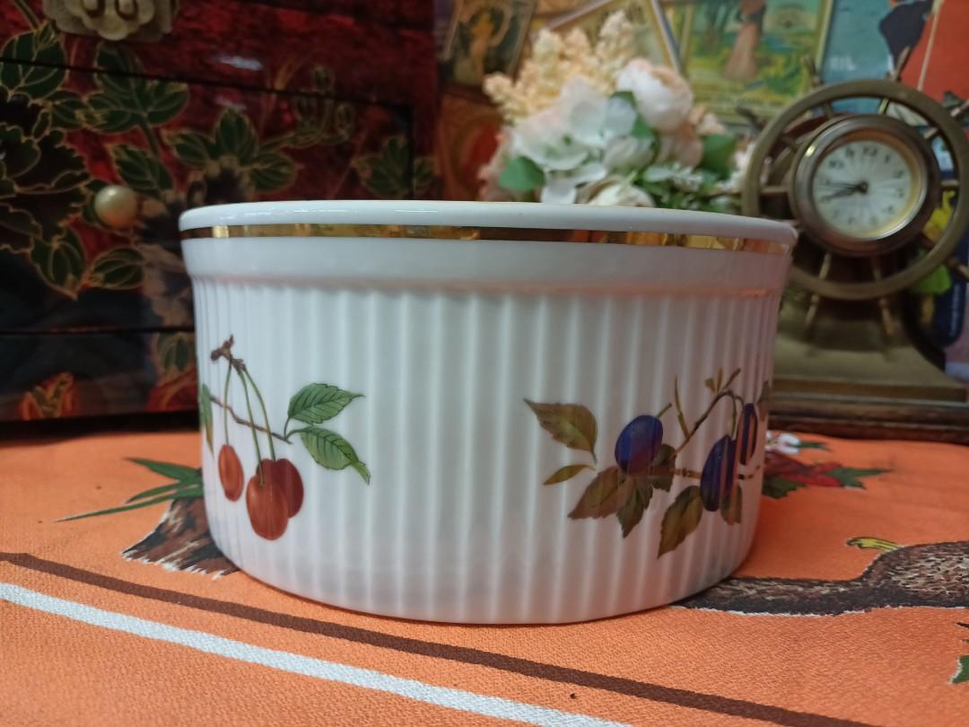 Souffle dish by Royal Worcester evesham 1961 large size england