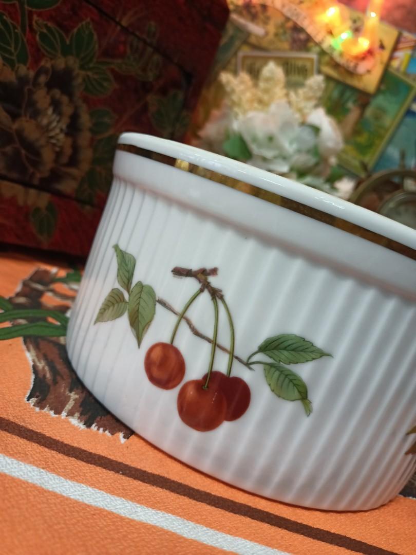 Souffle dish by Royal Worcester evesham 1961 large size england