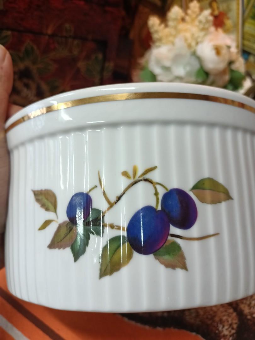 Souffle dish by Royal Worcester evesham 1961 large size england