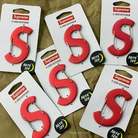 在庫有 supreme S FW21 logo Black keychain Nite NITE - IZE Ize ...