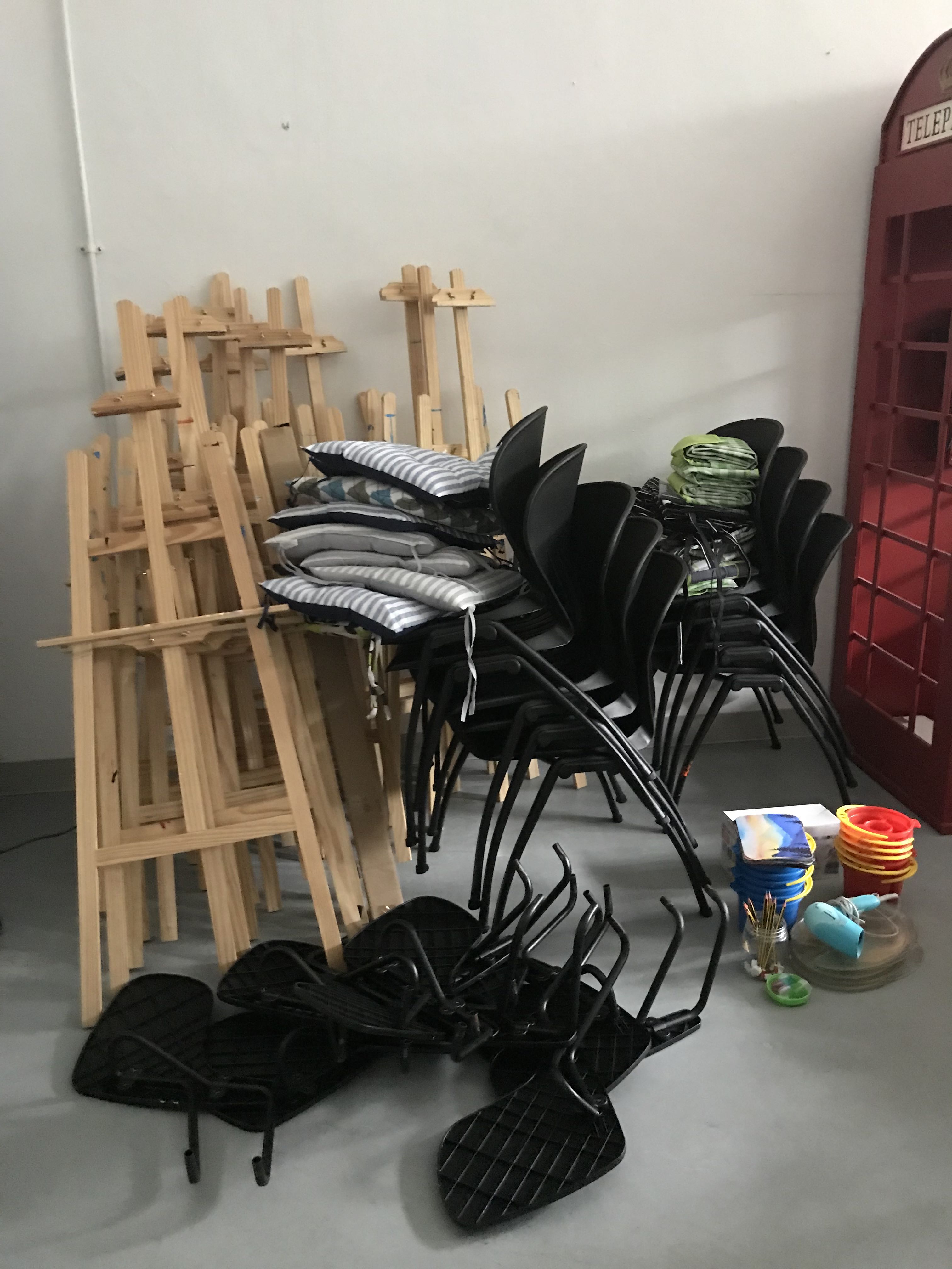 Art Jamming Setup w. Easels, Chairs, Palettes, Aprons, Hobbies & Toys