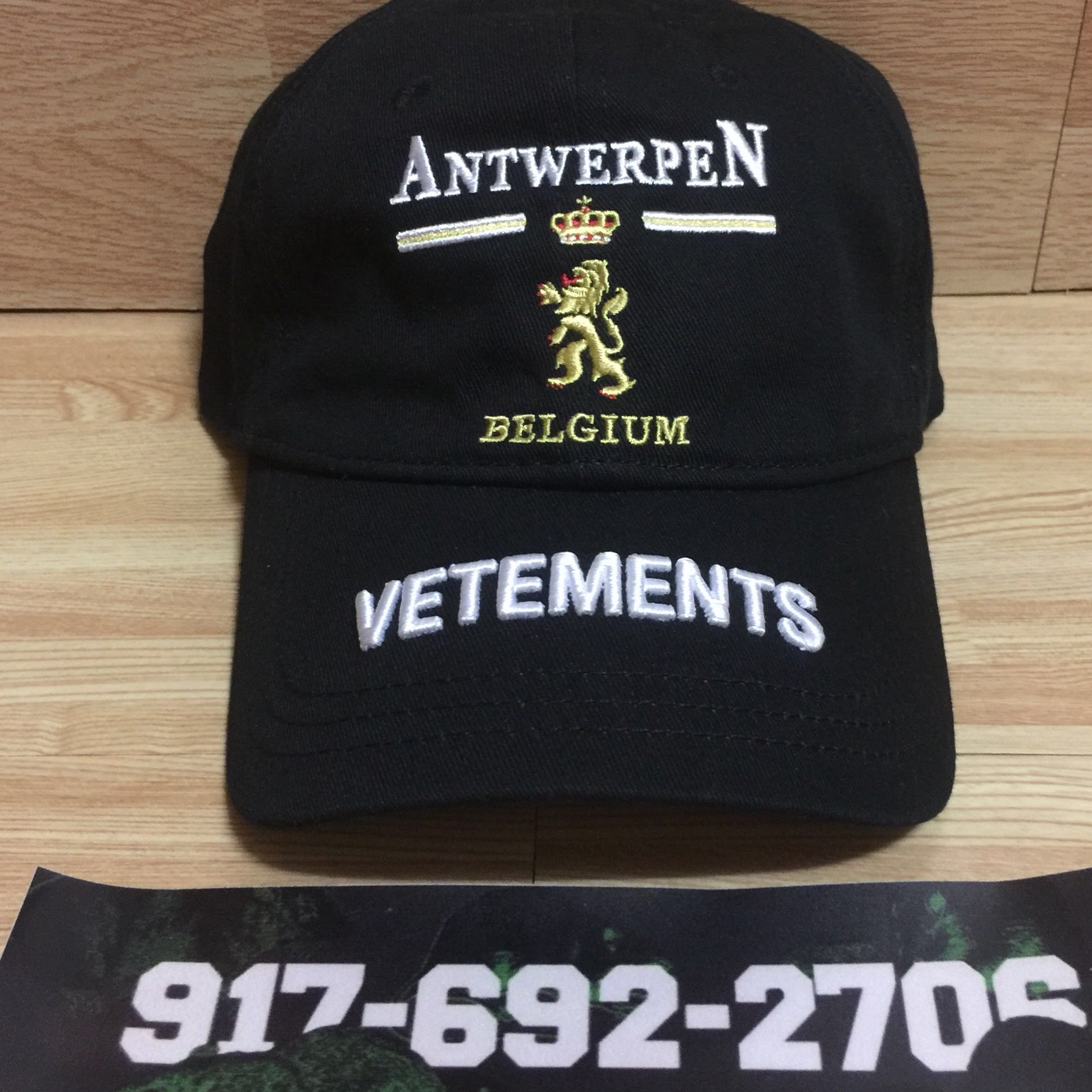 VETEMENTS ANTWERPEN ロゴ ベースボールキャップ - 帽子