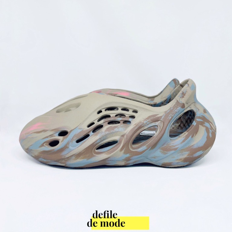 ADIDAS YEEZY FOAM RUNNER MX SAND GREY, Fesyen Pria, Sepatu , Sandal di  Carousell