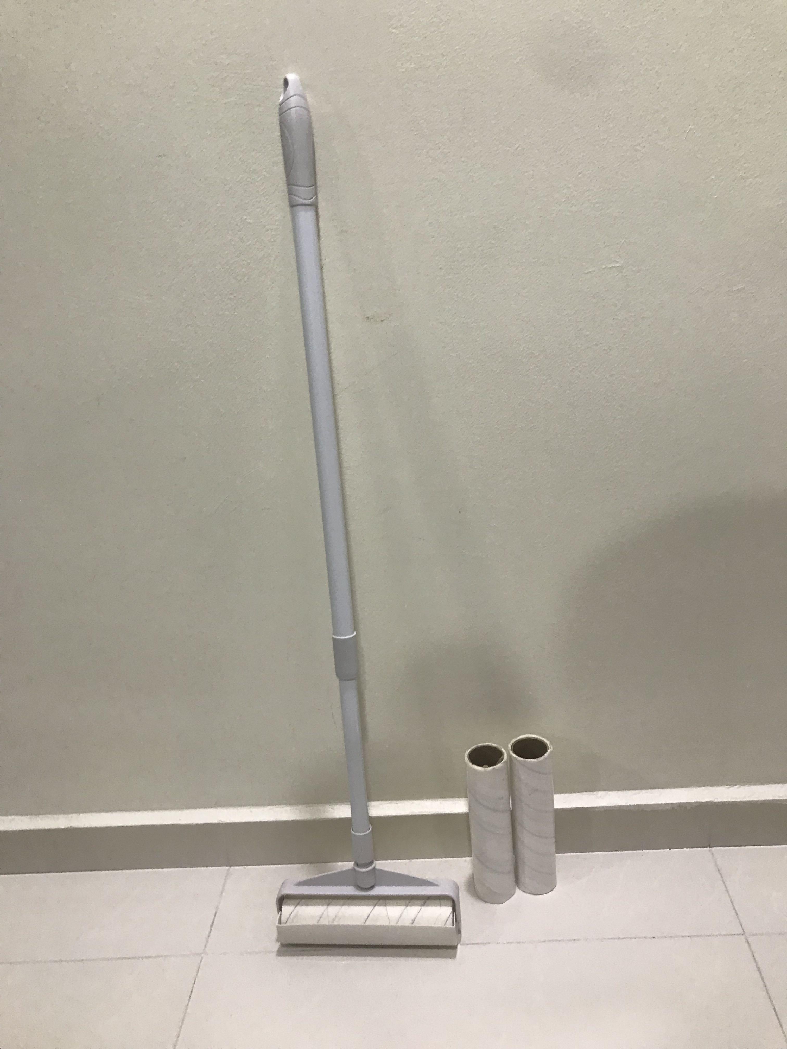 Lint roller with long handle plus refills, Furniture & Home Living