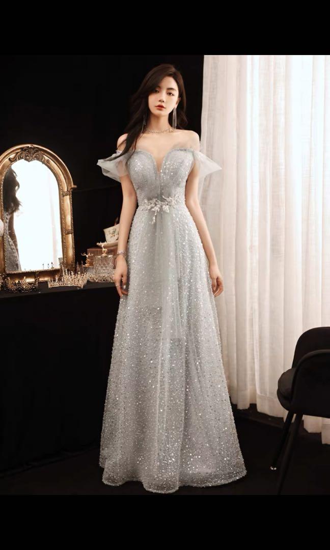 Wedding Dress晚禮服 （分類：晚裝）位於 Hong Kong。 由 fastturtle_618 提交（商品編號 1133479210，圖片 1）。簡介： 只穿過1hr，實物是淺灰色。有興趣可dm更多資訊！ 合適人士 50-55kg岩著 169cm 內(已著高跟鞋） 。