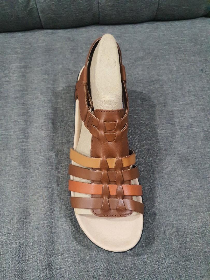 Clarks Lexi Bridge Sandal velinew Women s Fashion Footwear Sandals on Carousell