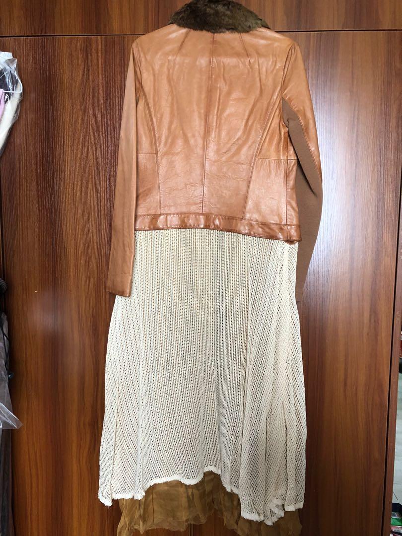Initial Leather Jacket （分類：連身裙）位於 Hong Kong。 由 ktka8 提交（商品編號 1133802501，圖片 2）。簡介： 保存得極好，咁靚款皮褸買少見少，買左放衣櫃一直無機會著，肥左後更加著唔落，故平售 Size 1 裙擺位置可拆，兩著 膊位38cm 胸位44cm 褸長47cm 裙擺長76cm。