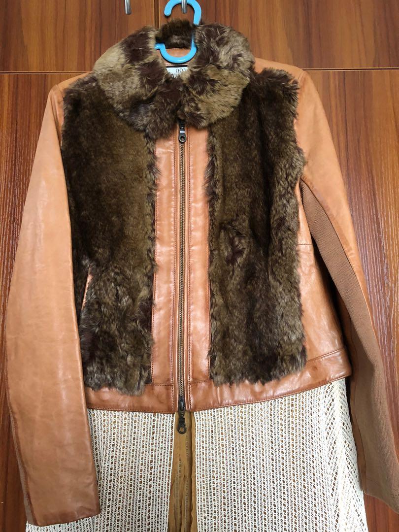 Initial Leather Jacket （分類：連身裙）位於 Hong Kong。 由 ktka8 提交（商品編號 1133802501，圖片 4）。簡介： 保存得極好，咁靚款皮褸買少見少，買左放衣櫃一直無機會著，肥左後更加著唔落，故平售 Size 1 裙擺位置可拆，兩著 膊位38cm 胸位44cm 褸長47cm 裙擺長76cm。