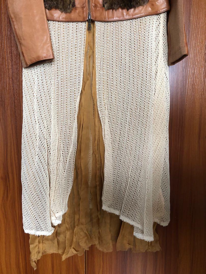 Initial Leather Jacket （分類：連身裙）位於 Hong Kong。 由 ktka8 提交（商品編號 1133802501，圖片 5）。簡介： 保存得極好，咁靚款皮褸買少見少，買左放衣櫃一直無機會著，肥左後更加著唔落，故平售 Size 1 裙擺位置可拆，兩著 膊位38cm 胸位44cm 褸長47cm 裙擺長76cm。