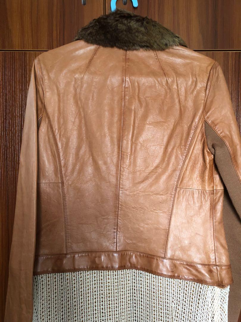 Initial Leather Jacket （分類：連身裙）位於 Hong Kong。 由 ktka8 提交（商品編號 1133802501，圖片 3）。簡介： 保存得極好，咁靚款皮褸買少見少，買左放衣櫃一直無機會著，肥左後更加著唔落，故平售 Size 1 裙擺位置可拆，兩著 膊位38cm 胸位44cm 褸長47cm 裙擺長76cm。