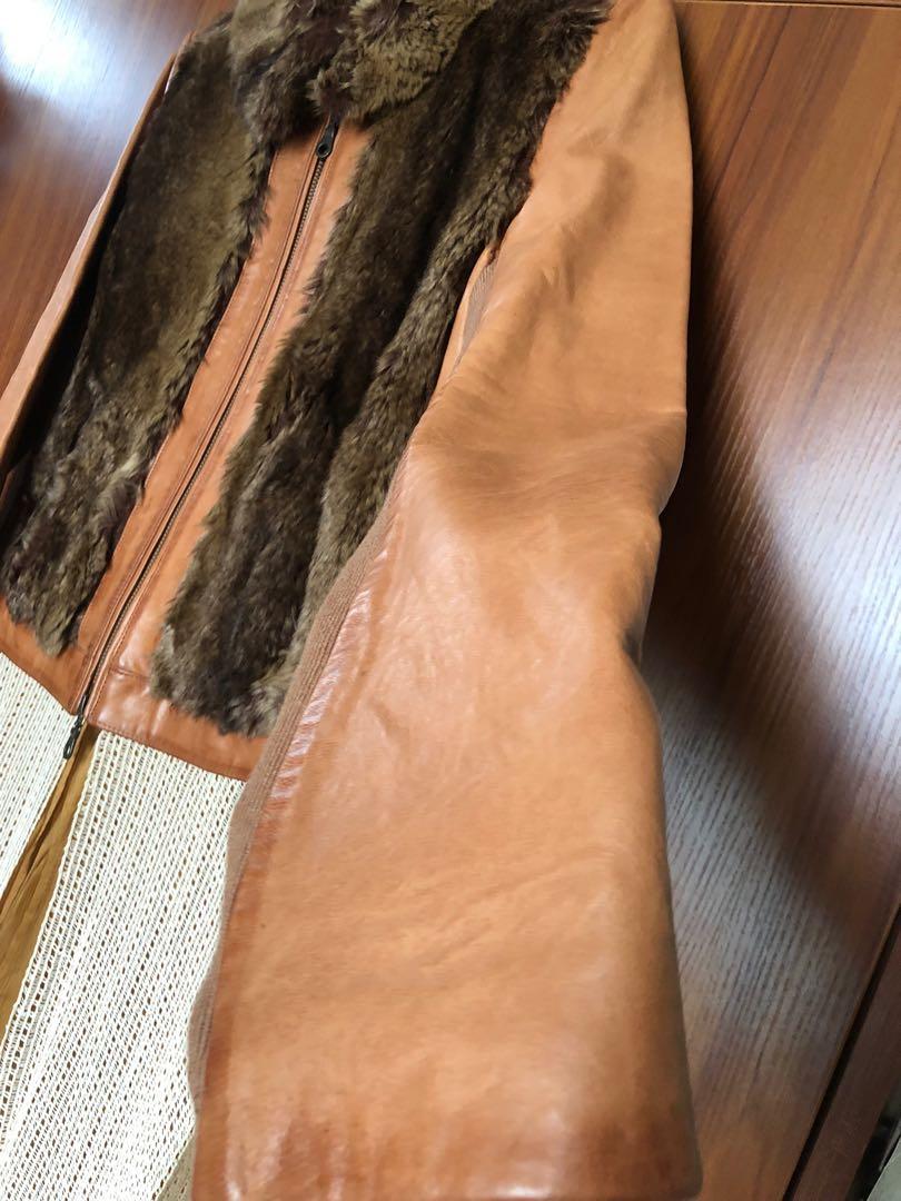 Initial Leather Jacket （分類：連身裙）位於 Hong Kong。 由 ktka8 提交（商品編號 1133802501，圖片 7）。簡介： 保存得極好，咁靚款皮褸買少見少，買左放衣櫃一直無機會著，肥左後更加著唔落，故平售 Size 1 裙擺位置可拆，兩著 膊位38cm 胸位44cm 褸長47cm 裙擺長76cm。