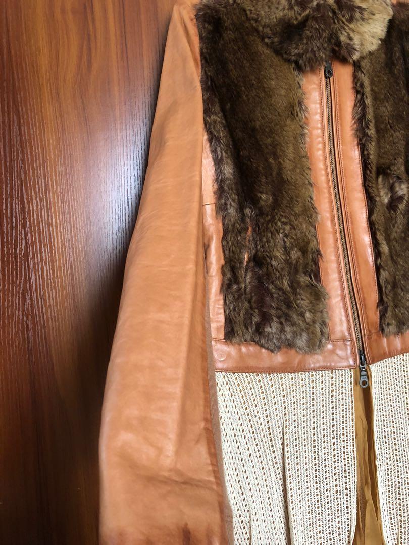 Initial Leather Jacket （分類：連身裙）位於 Hong Kong。 由 ktka8 提交（商品編號 1133802501，圖片 6）。簡介： 保存得極好，咁靚款皮褸買少見少，買左放衣櫃一直無機會著，肥左後更加著唔落，故平售 Size 1 裙擺位置可拆，兩著 膊位38cm 胸位44cm 褸長47cm 裙擺長76cm。