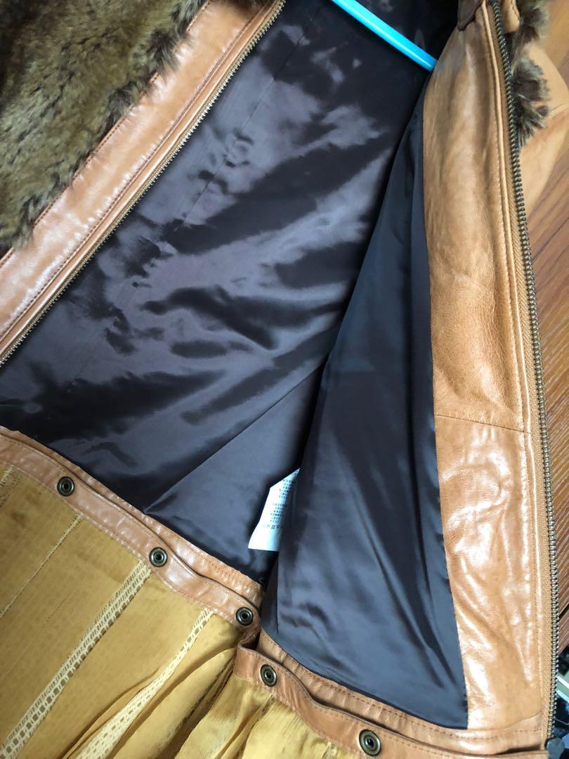 Initial Leather Jacket （分類：連身裙）位於 Hong Kong。 由 ktka8 提交（商品編號 1133802501，圖片 9）。簡介： 保存得極好，咁靚款皮褸買少見少，買左放衣櫃一直無機會著，肥左後更加著唔落，故平售 Size 1 裙擺位置可拆，兩著 膊位38cm 胸位44cm 褸長47cm 裙擺長76cm。