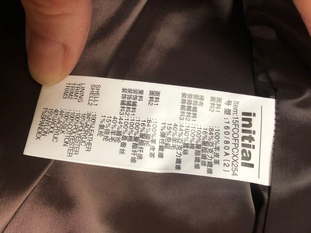 Initial Leather Jacket （分類：連身裙）位於 Hong Kong。 由 ktka8 提交（商品編號 1133802501，圖片 10）。簡介： 保存得極好，咁靚款皮褸買少見少，買左放衣櫃一直無機會著，肥左後更加著唔落，故平售 Size 1 裙擺位置可拆，兩著 膊位38cm 胸位44cm 褸長47cm 裙擺長76cm。