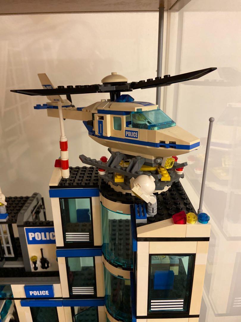 LEGO Police Station 7498 (Discontinued by manufacturer)