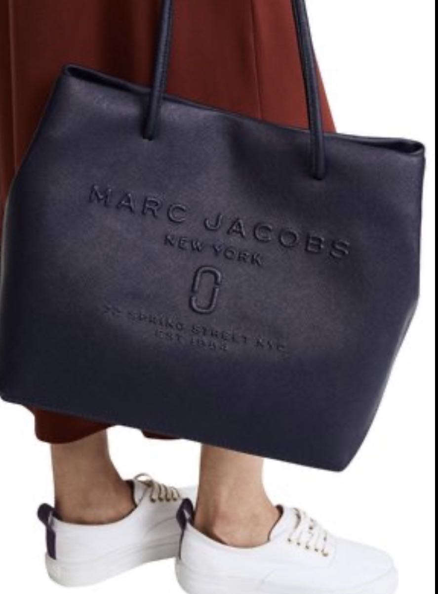 Marc Jacobs LOGO SHOPPER EAST-WEST TOTE BAG, 名牌, 手袋及銀包- Carousell
