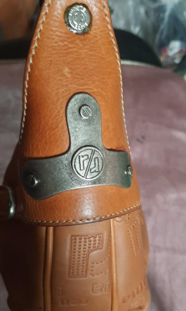 Renoma Paris baguette bag (Category: Shoulder Bags) located in Paranaque City. Submitted by bluedolphin1911 (Listing ID 1133807245, Image 3). Description: Preloved bag from Korea signs of use genuine leather ykk zip silver hardware excellent interior 5x12 inch.