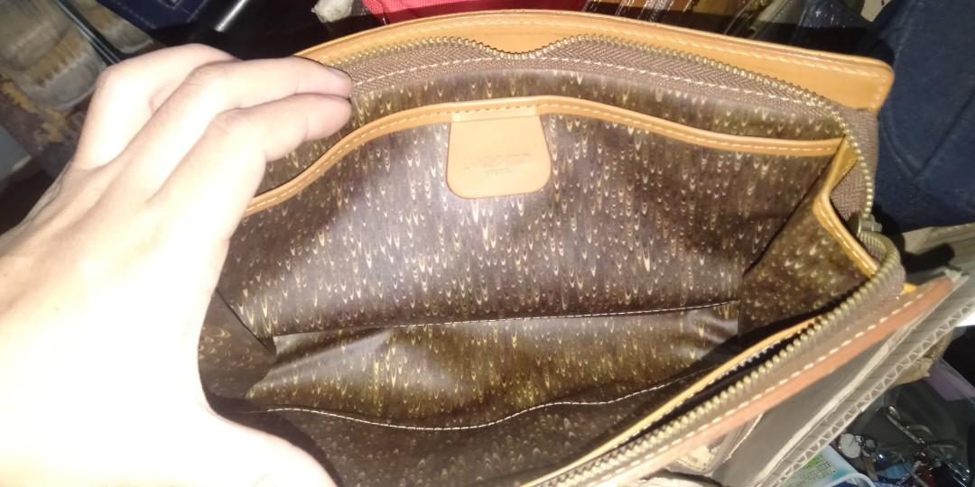 Renoma Paris clutch (Category: Luxury Bags & Wallets) located in Valenzuela. Submitted by relchris22 (Listing ID 1133814290, Image 2). Description: Japan preloved minimal sign of wear details each picture.