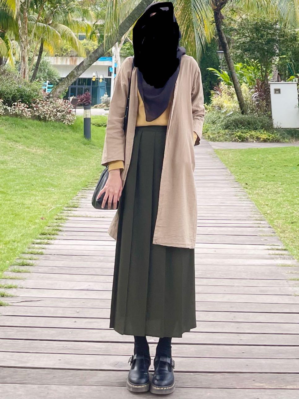 Uniqlo women pleated skirt Women s Fashion Bottoms Skirts on
