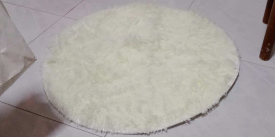 White Fluffy Round Rug, Furniture & Home Living, Home Decor, Carpets, Mats & Flooring on Carousell