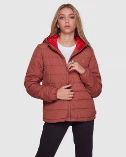 全新🆕澳洲衝浪品牌BILLABONG TRANSPORT ADIV PUFF防潑輕量保暖外套-咖啡紅