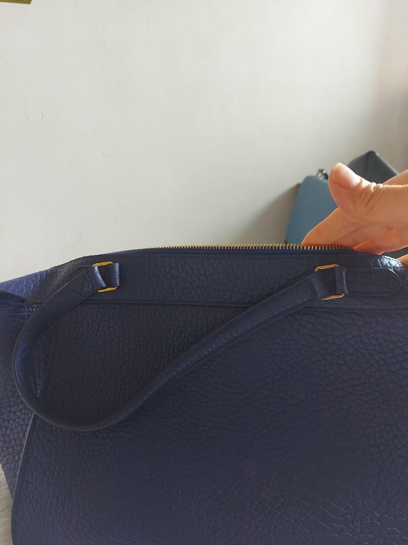 Celine Ring bag （分類：手袋及銀包）位於 Hong Kong。 由 allthingssoldarenice 提交（商品編號 1133964410，圖片 3）。簡介： look brand new very feminine can be worn on shoulders with dust bag。