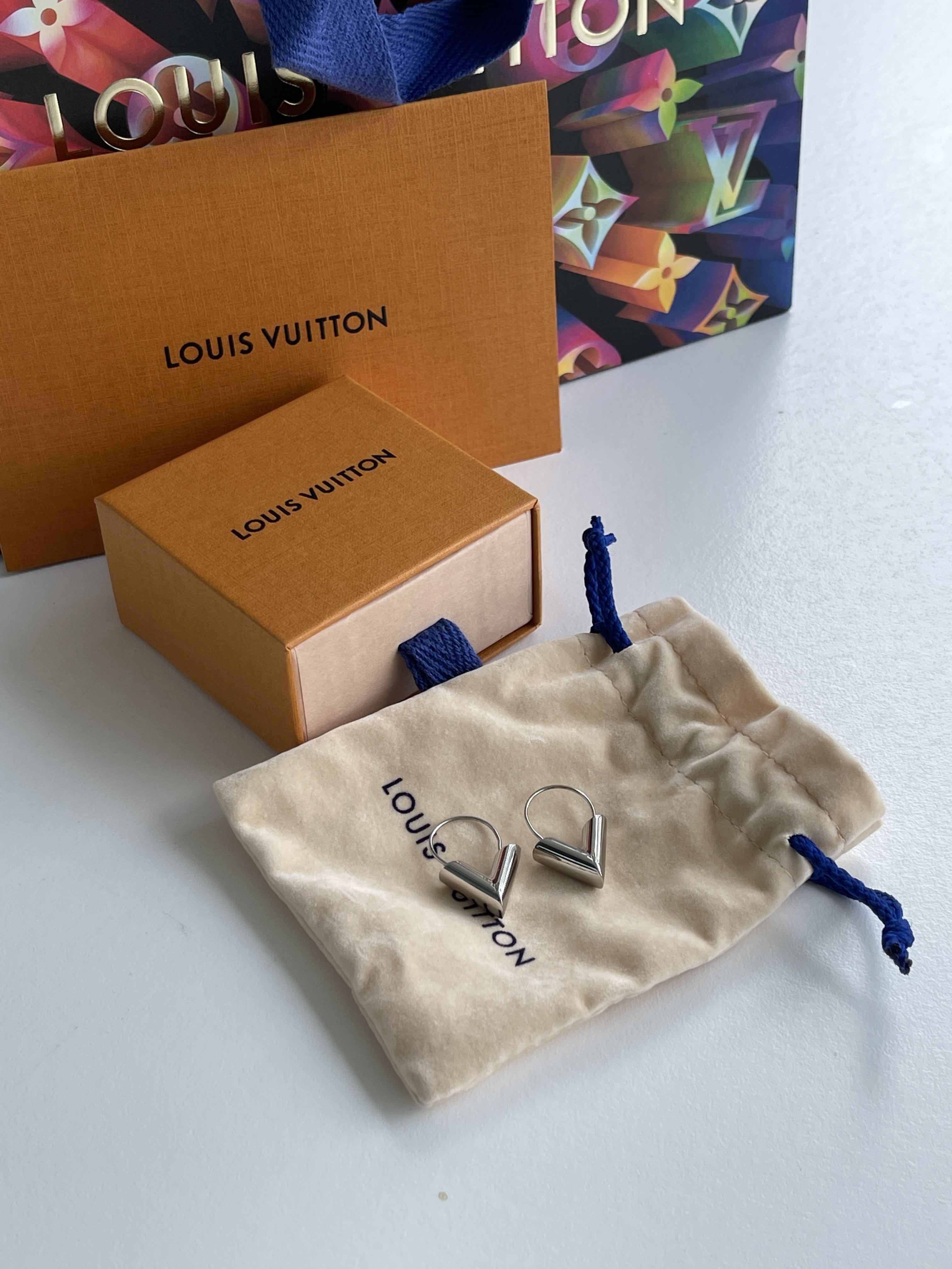 Full Set LNIB) LV Essential V Earrings, Women's Fashion, Jewelry &  Organisers, Earrings on Carousell