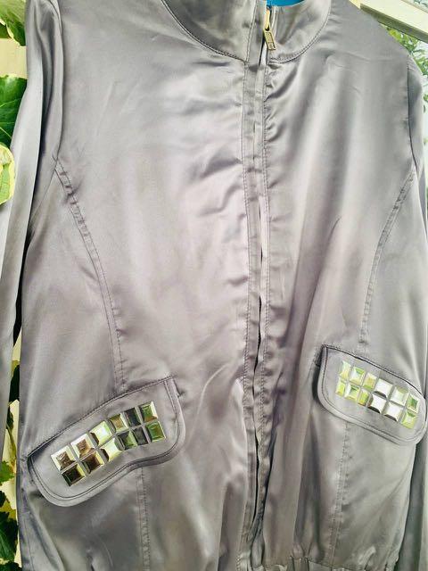 Jacket (Category: Hoodies) located in Melaka Tengah. Submitted by blazercantik (Listing ID 1133966836, Image 3). Description: Ukuran (inchi “) 🌸 BAHU - 13 🌸 LABUH - 22 🌸 SAIZ - S 🌸 WARNA -black ❤️ color might be slightly different ❤️ RM 10 + RM 8 (postage) SM + RM10 (postage) SS .